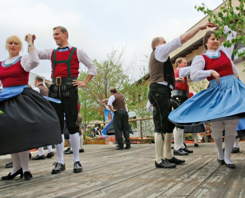 Mitglieder eines Rottaler Trachtenvereins tanzen auf einem Fest in Bad Birnbach