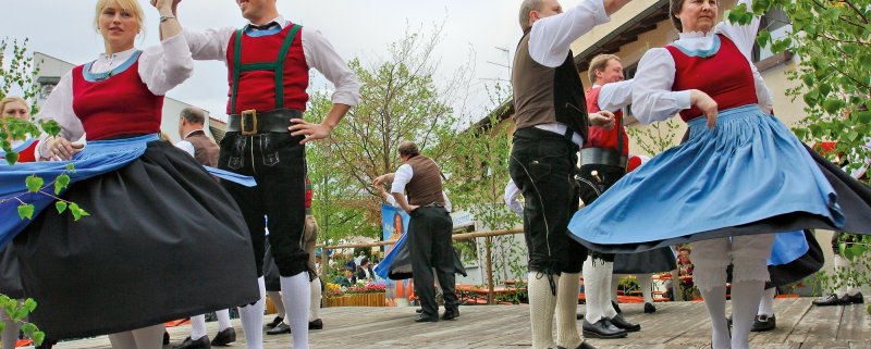 Mitglieder eines Rottaler Trachtenvereins tanzen auf einem Fest in Bad Birnbach