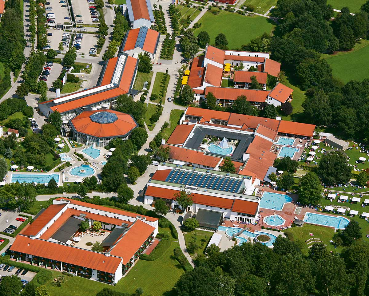 Luftbild der Rottal Terme mit Thermen- und Saunawelt und Therapiebad.