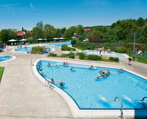 Sonnendeck im Therapiebad der Rottal Terme mit Ausschwimmbecken, Kneippbecken, Entspannungsbecken, Heißwasserbecken und Schwimmerbecken.