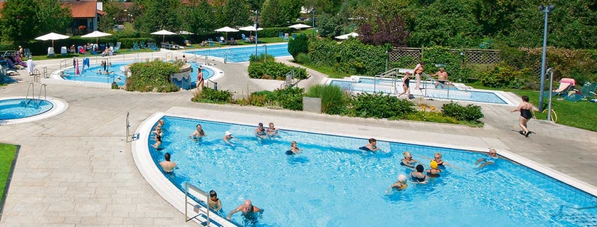 Sonnendeck im Therapiebad der Rottal Terme mit Ausschwimmbecken, Kneippbecken, Entspannungsbecken, Heißwasserbecken und Schwimmerbecken.