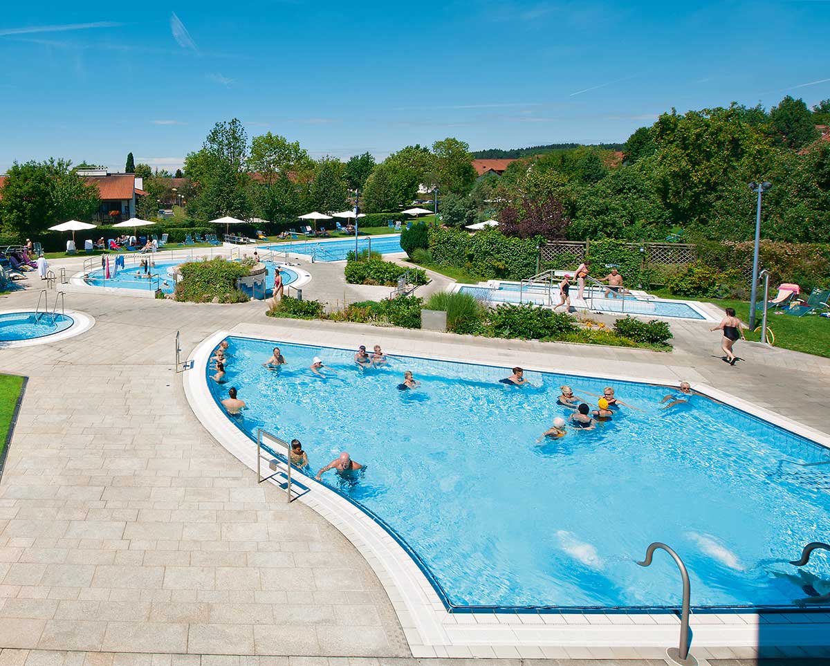 Sonnendeck im Therapiebad der Rottal Terme mit Ausschwimmbecken ...