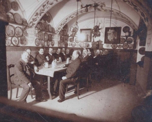 Gewölbestube des Gasthofs Alter Weißbräu um 1900